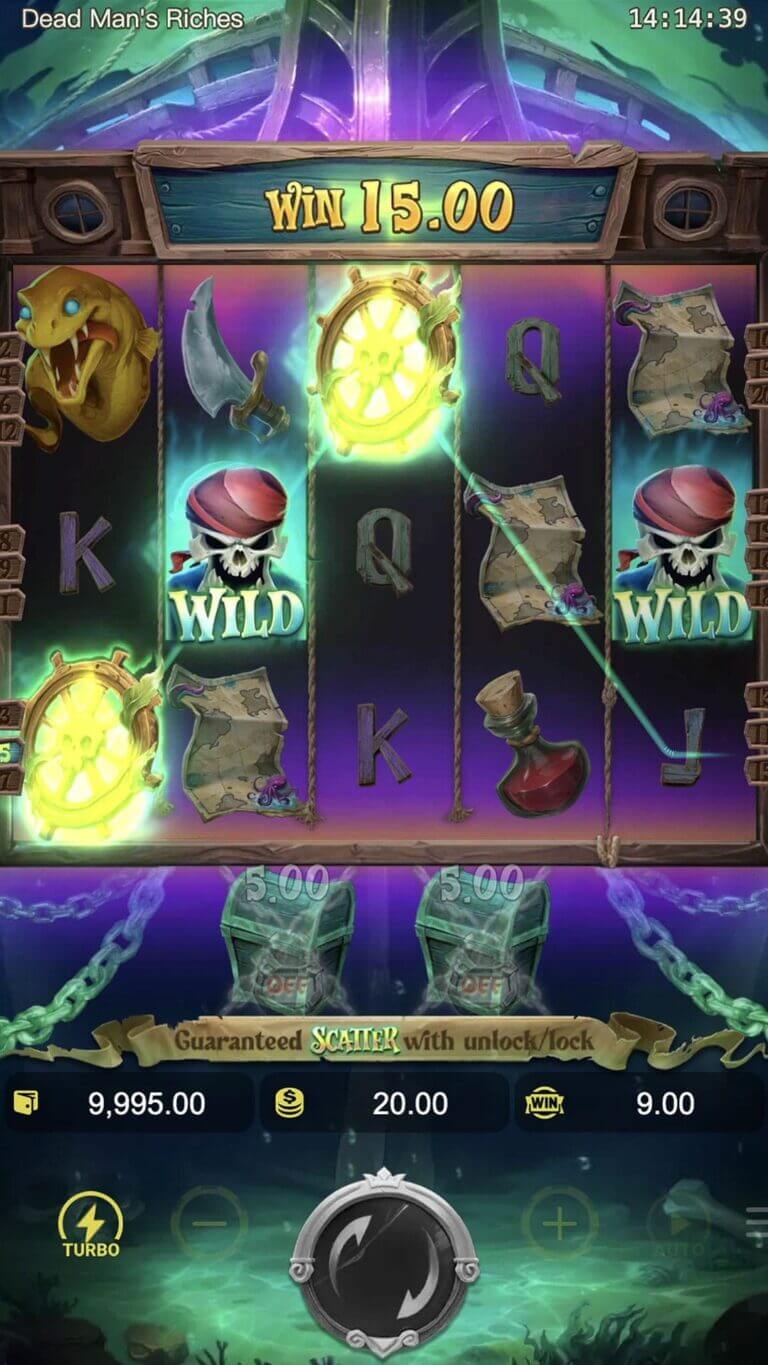 หน้าจอการเล่นเกมสล็อต Dead Man's Riches แสดงผลชนะ 15.00 พร้อมสัญลักษณ์ Wild ที่เรืองแสงและพังงาเรือที่ถูกเลือก